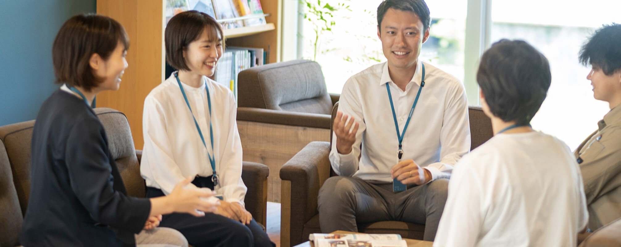 人があつまって話をしている風景